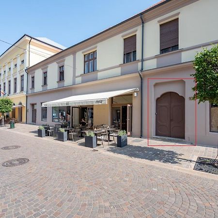 Old City Apartment Oradea Εξωτερικό φωτογραφία